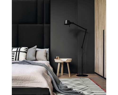 Wandkissen Matt Velvet schwarz Samt-Optik 60 x 15 cm Schlafzimmer mit Bett, Nachttisch, Stehlampe und Teppich