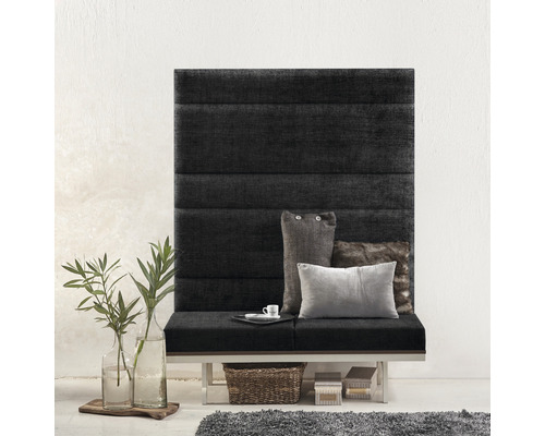 Wandkissen Kingston dunkelgrau Gewebte-Optik 30 x 90 cm Dekoratives Wandpaneel mit Sitzbank, Kissen, Pflanzen und Accessoires in einem Raum.
