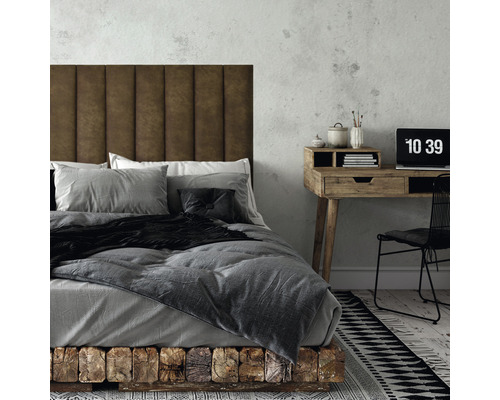 Schlafzimmer mit Bett, großem Kopfteil, Schreibtisch und Stuhl