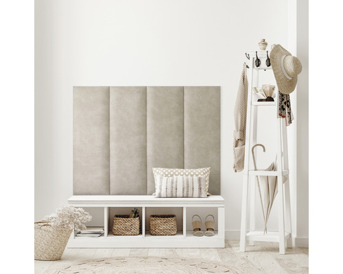 Heller Eingangsbereich mit gepolsterter Wand, Bank mit Stauraum und Garderobenständer