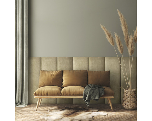 Wandkissen Preston hellbraun Leder-Optik 30 x 90 cm Wohnzimmer mit Sofa, Kissen, Decke, Wandpaneelen, Vorhang, Vase und Teppich auf Parkettboden
