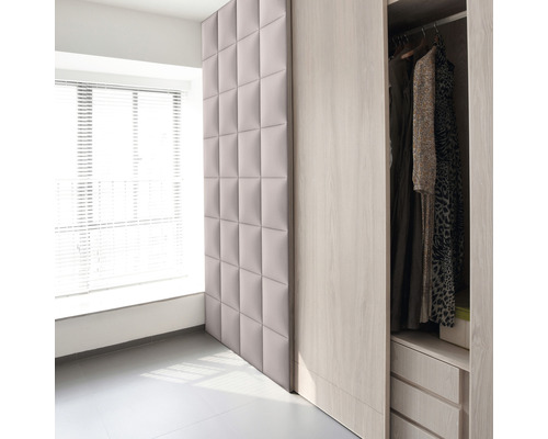 Wandkissen Fancy creme/taupe Gewebte-Optik 30 x 30 cm Innenansicht eines hellen Raumes mit Akustikpaneel und offenem Kleiderschrank.