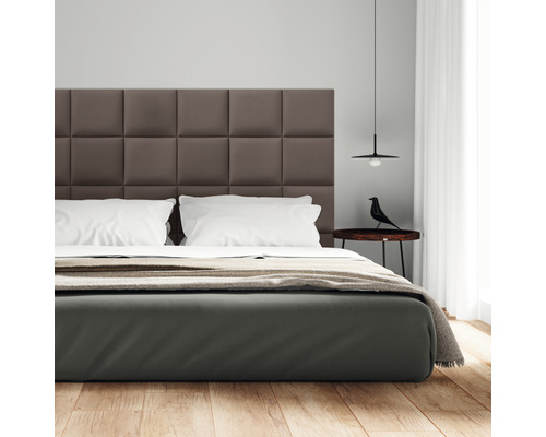 Bett mit gestepptem Kopfteil, Nachttisch und Dekoration