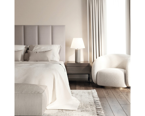 Wandkissen Fancy creme/taupe Gewebte-Optik 30 x 90 cm Schlafzimmer mit Bett, Nachttisch, Lampe, Sessel, Vorhängen und Teppich