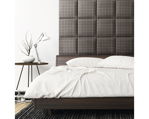 Wandkissen Print Karo schwarz-beige Samt-Optik 30 x 30 cm Schlafzimmer mit Bett, Nachttischlampe und gepolstertem Kopfteil mit Karomuster