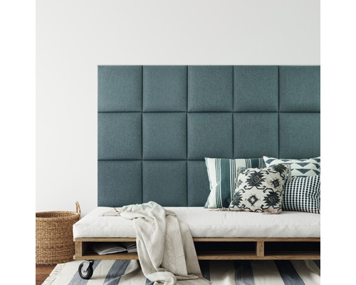 Wandkissen Salva grünblau Gewebte-Optik 30 x 30 cm Wandpaneele als Kopfteil über einer Matratze auf einer Holzpalette mit Kissen und Decke
