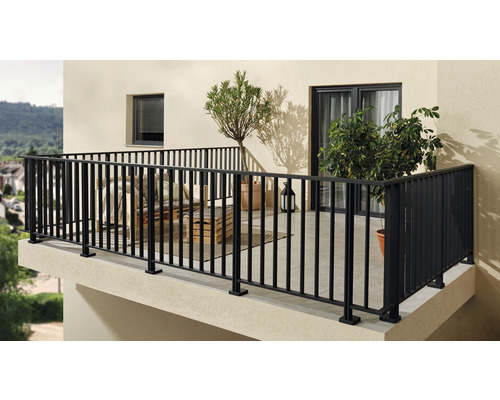 Balkon mit schwarzem Geländer und Pflanzenkübeln