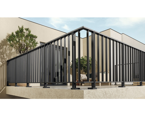 Balkon mit Geländer aus Metallstreben