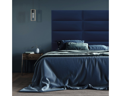 Wandkissen Riviera dunkelblau Samt-Optik 30 x 90 cm Schlafzimmer mit Bett, Nachttisch und Pendelleuchte