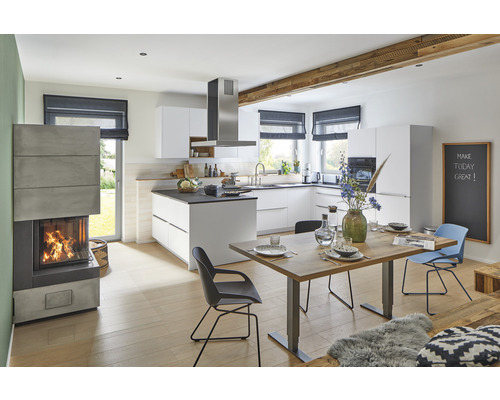 Moderne Küche mit Esstisch, Stühlen und Kaminofen