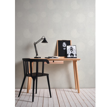 Arbeitszimmer mit Schreibtisch, Stuhl und gemusterter Tapete