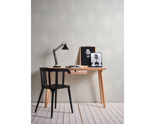 Arbeitszimmer mit Schreibtisch, Stuhl und gemusterter Tapete