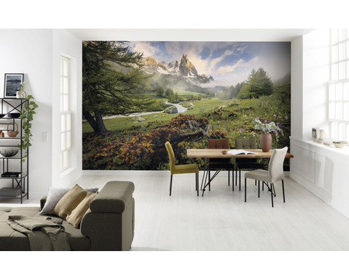 Wohnraum mit Fototapete Berglandschaft, Esstischgruppe und Sofa