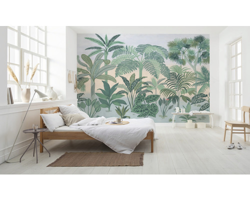 Helles Schlafzimmer mit botanischer Fototapete, Bett und Beistelltisch