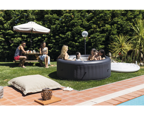 Aufblasbarer Whirlpool im Garten mit entspannten Personen