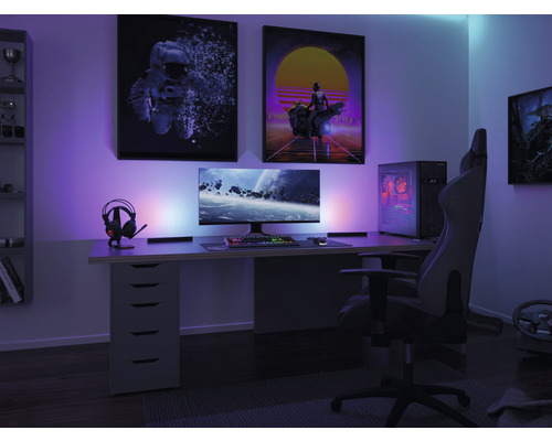 Einrichtung eines Spielzimmers mit Schreibtisch, Computer, Stuhl und LED-Beleuchtung