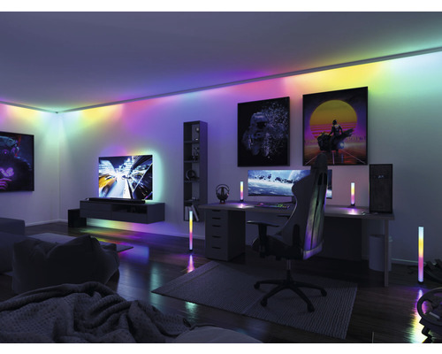 Wohnzimmer mit Fernseher, Schreibtisch und RGB-Beleuchtung für Gamer.