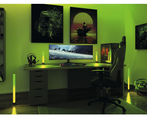 Gaming-Zimmer mit Schreibtisch, Computer, Gaming-Stuhl und stimmungsvoller Beleuchtung