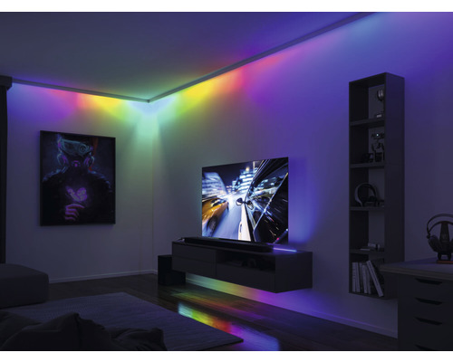 Wohnzimmer mit Fernseher, Medienkonsole, Regal und indirekter Beleuchtung