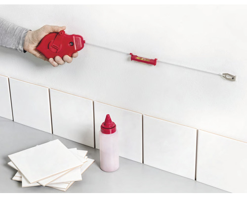 Fliesenschnur mit Farbpulver zur Markierung von Fliesen an der Wand