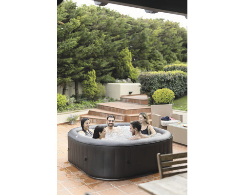 Aufblasbarer Whirlpool mit sechs Personen im Garten