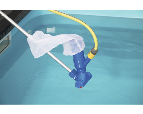 Poolreiniger mit Stiel und Schlauch im Wasser