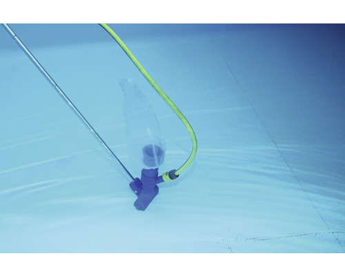 Poolreiniger mit Stange und Schlauch unter Wasser