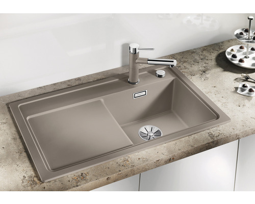 Spüle aus Verbundwerkstoff mit Armatur auf einer Arbeitsplatte