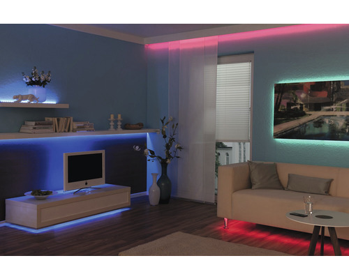 Wohnzimmer mit Regalen und beleuchtetem Bild