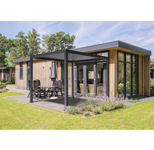 Holzhaus mit Terrasse, Pergola, Gartentisch und Stühlen auf Rasen