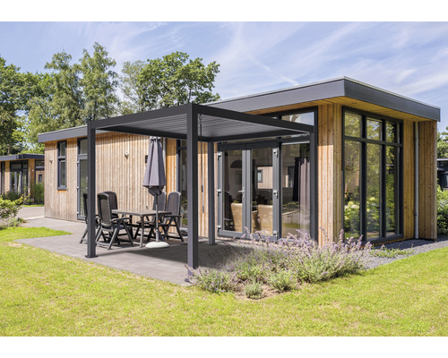 Modernes Gartenhaus mit Terrasse, Pergola, Tisch und Stühlen.