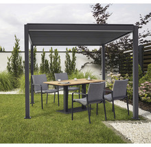Gartenlandschaft mit Pergola, Tisch und Stühlen auf Rasen