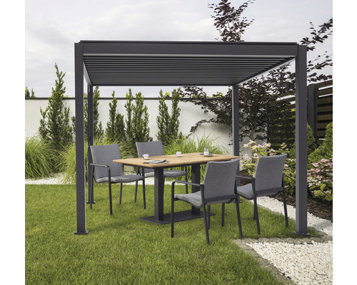 Szene im Garten mit Pavillon, Gartentisch und Gartenstühlen auf Rasenfläche