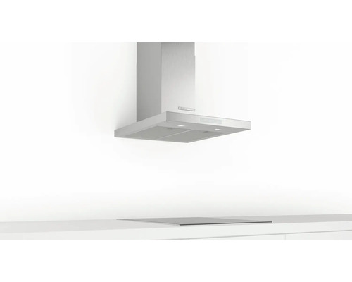 Dunstabzugshaube aus Edelstahl über einem Kochfeld in einer Küche