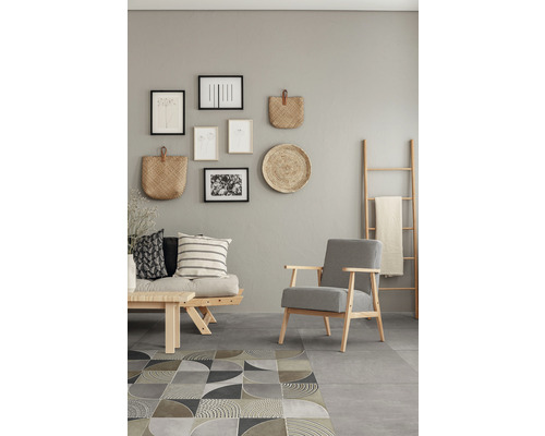 Wohnzimmer mit Sofa, Sessel, Teppich und Wanddekorationen