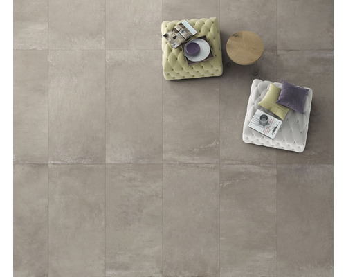 Bodenansicht mit Fliesen, Hockern und einem kleinen Tisch