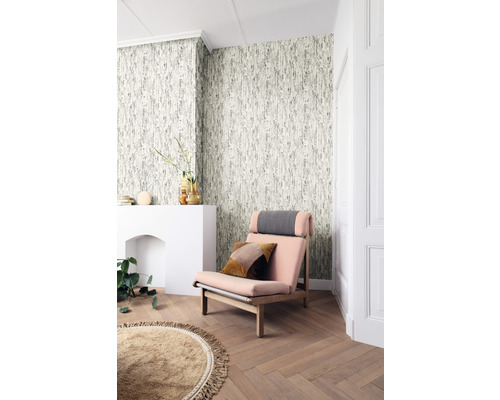 Helles Wohnzimmer mit gemusterter Tapete, Sessel und rundem Teppich