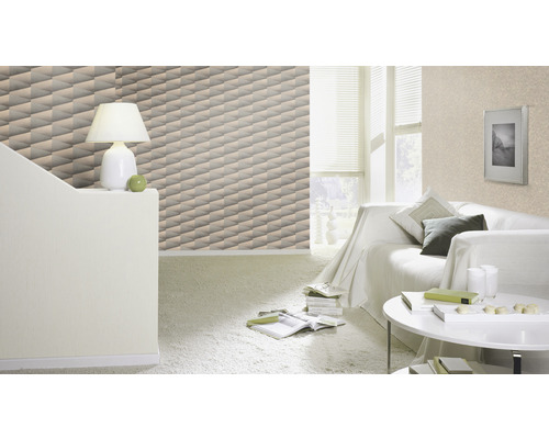 Wohnzimmer mit geometrischer Tapete, Sofa und Tisch