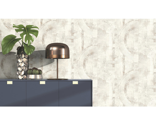 Dekorative Tapete mit abstraktem Kreisdesign in einem hellen Raum mit Kommode, Lampe und Pflanzen.