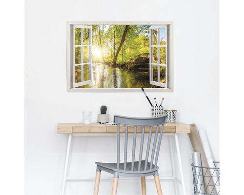 Wandtattoo mit Fenster-Motiv und Blick auf einen Fluss in der Natur über einem Schreibtisch