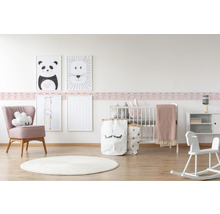 Kinderzimmer mit Möbeln und Dekorationen wie Wandbordüre, Bildern und Spielzeug