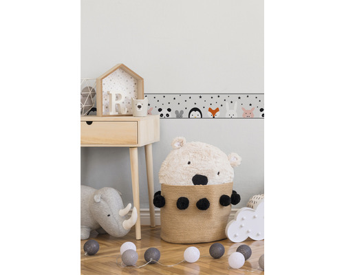 Kinderzimmer mit Tier-Bordüre, Tisch und Spielzeug
