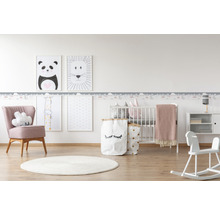 Kinderzimmer mit Möbeln und Wanddekoration mit Tiermotiven