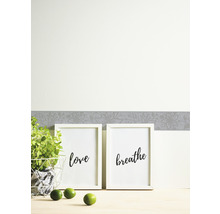 Dekorative Bordüre an einer Wand mit zwei Bildern, Pflanze und Limetten