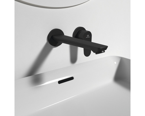 Wandmontierte Armatur mit Waschtisch und Ideal Standard Logo