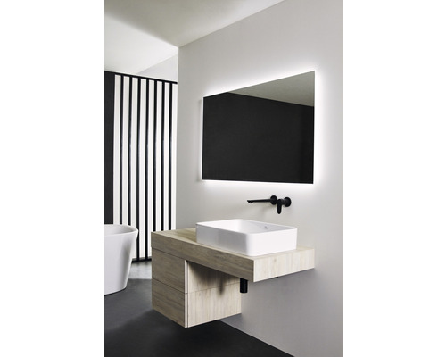 Modernes Badezimmer mit Waschtisch, Waschbecken, Spiegel mit Beleuchtung und Badewanne