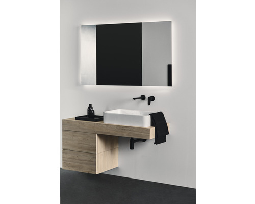 Modernes Badezimmer mit Waschtischunterschrank, Aufsatzwaschbecken und beleuchtetem Spiegel