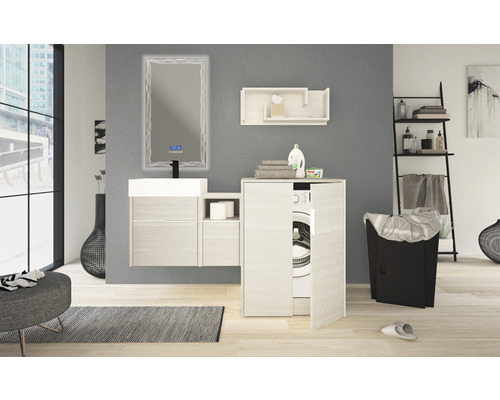 Modernes Badezimmer mit Waschtisch, beleuchtetem Spiegel, Regal, Waschmaschine und Wäschekorb.
