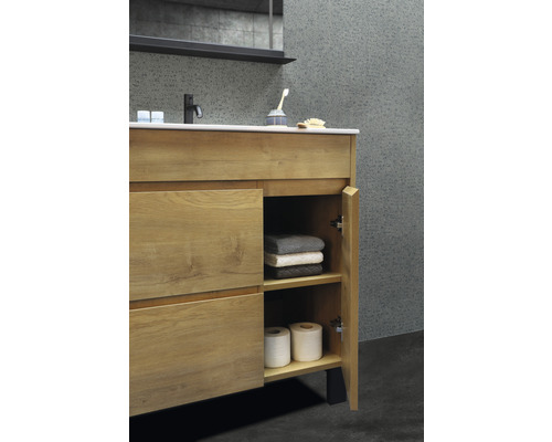 Waschtischunterschrank mit geöffneter Tür, Handtüchern und Toilettenpapier im Badezimmer
