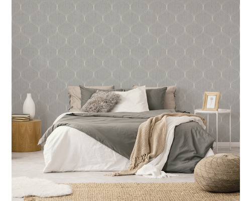 Schlafzimmer mit gemusterten Tapeten, Bett und Beistelltischen